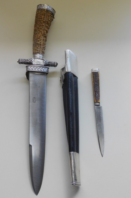 German Hunting Dagger with Rare Motif and attached Skinning Knife (#30509)