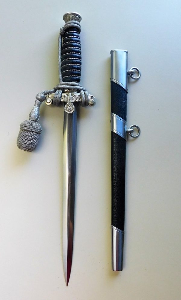 Land Customs Dagger (#30733)