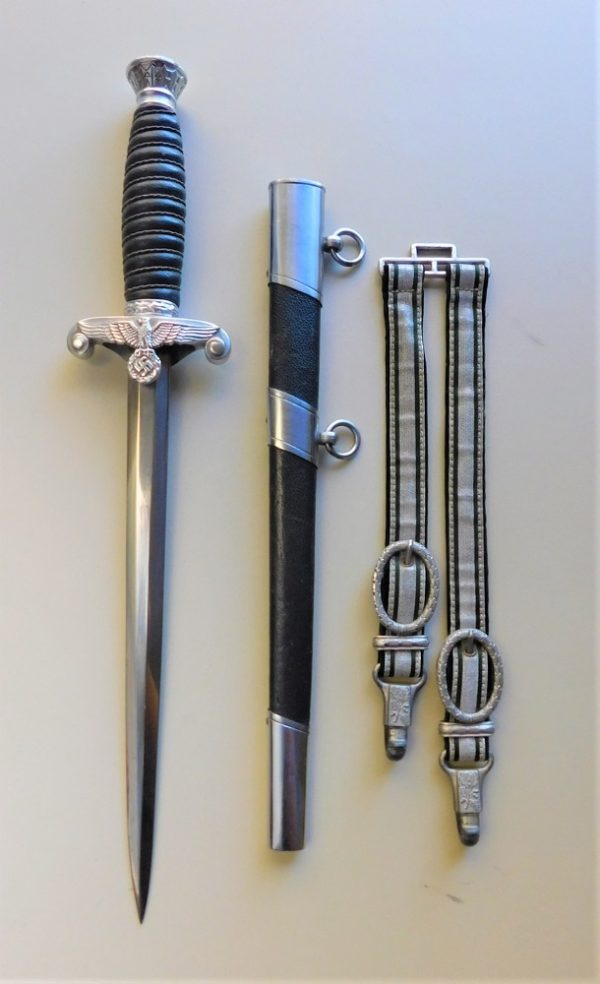 Land Customs Dagger with Hangers (#30779)