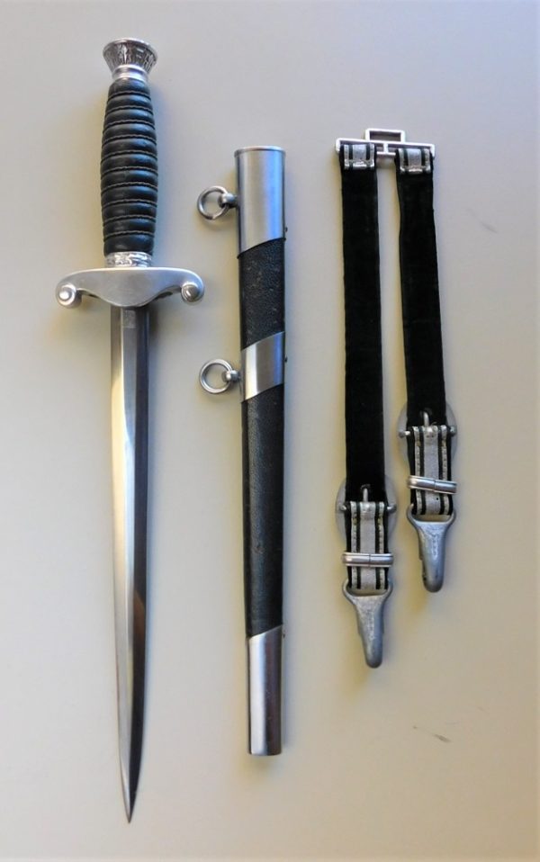 Land Customs Dagger with Hangers (#30779)