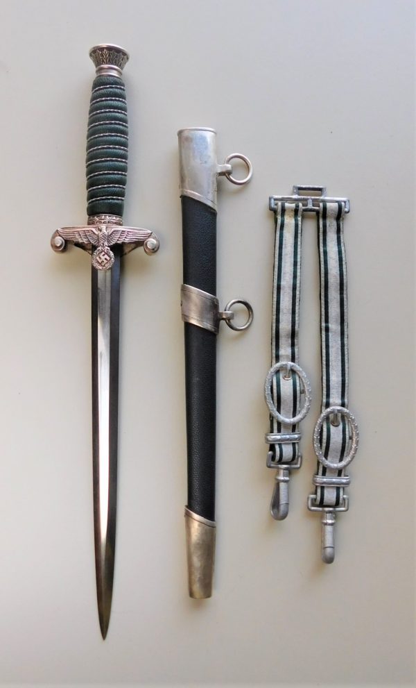 Land Customs Dagger with Hangers (#30851)