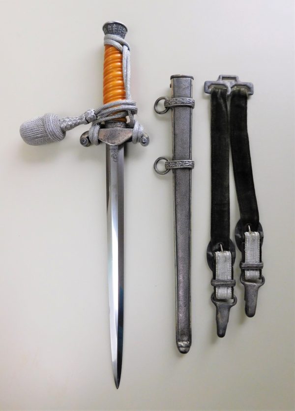 Army Officer’s Dagger w/Deluxe Hangers and Portepee (#30979)